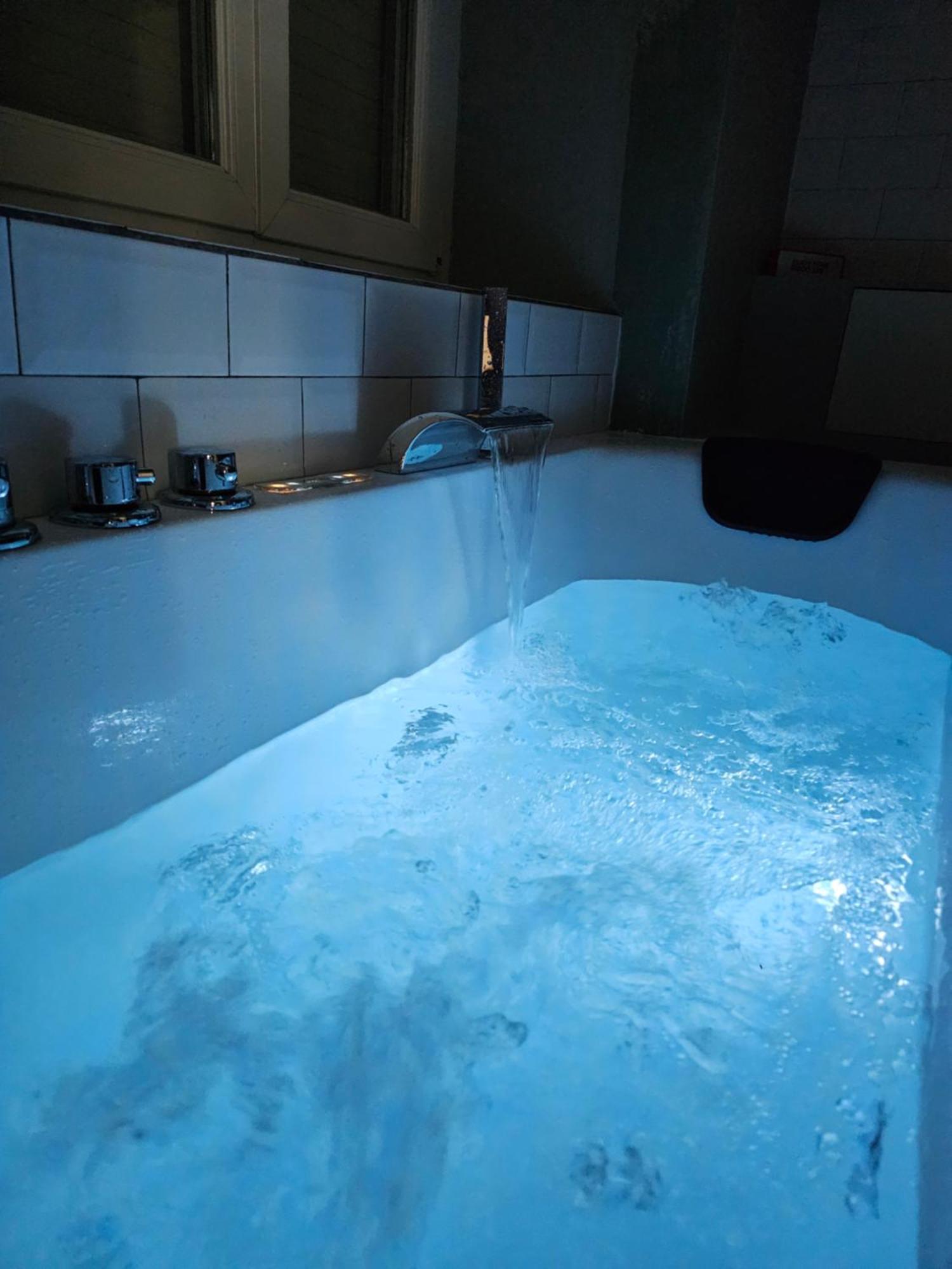 Black Box Cinema Appartement Avec Balneo Epinal Luaran gambar