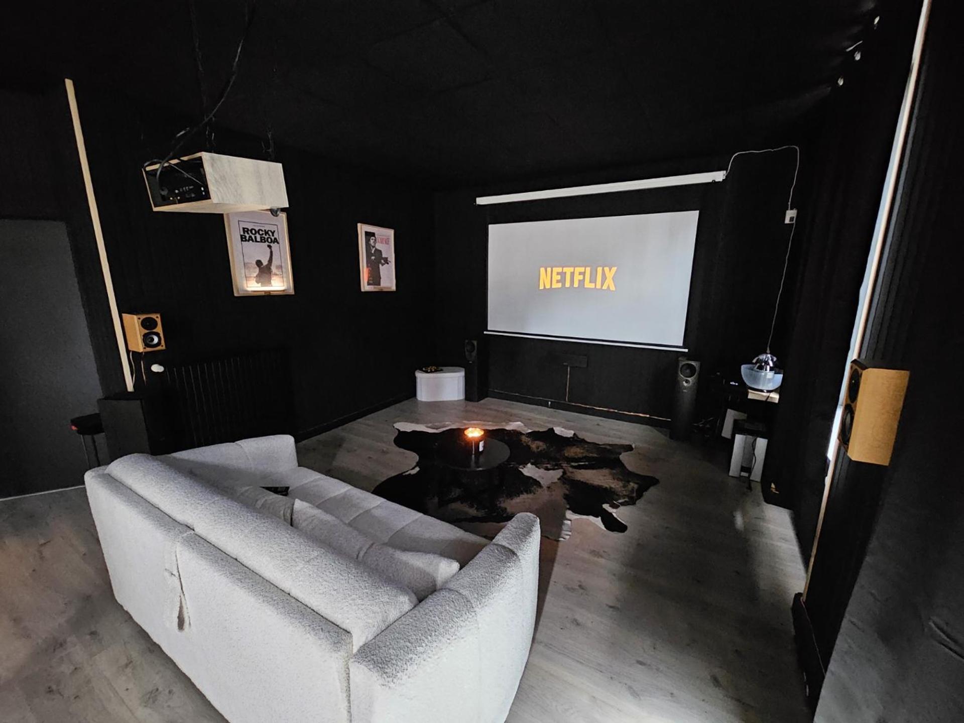 Black Box Cinema Appartement Avec Balneo Epinal Luaran gambar